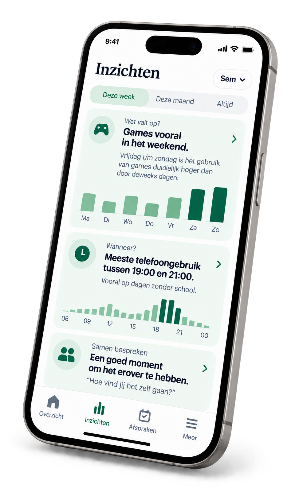 De Beeki-app toont het tabblad Inzichten: "Games vooral in het weekend" met een staafdiagram per dag, "Meeste telefoongebruik tussen 19:00 en 21:00", en een kaart "Een goed moment om het erover te hebben".